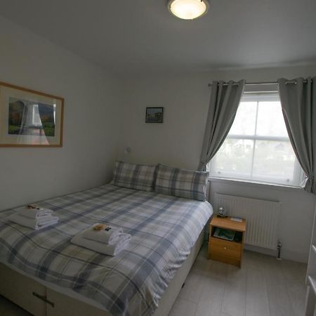 Corran Bunkhouse Corran (Lochaber, Highlands) Exterior foto A bedroom in a bed and breakfast in Wales