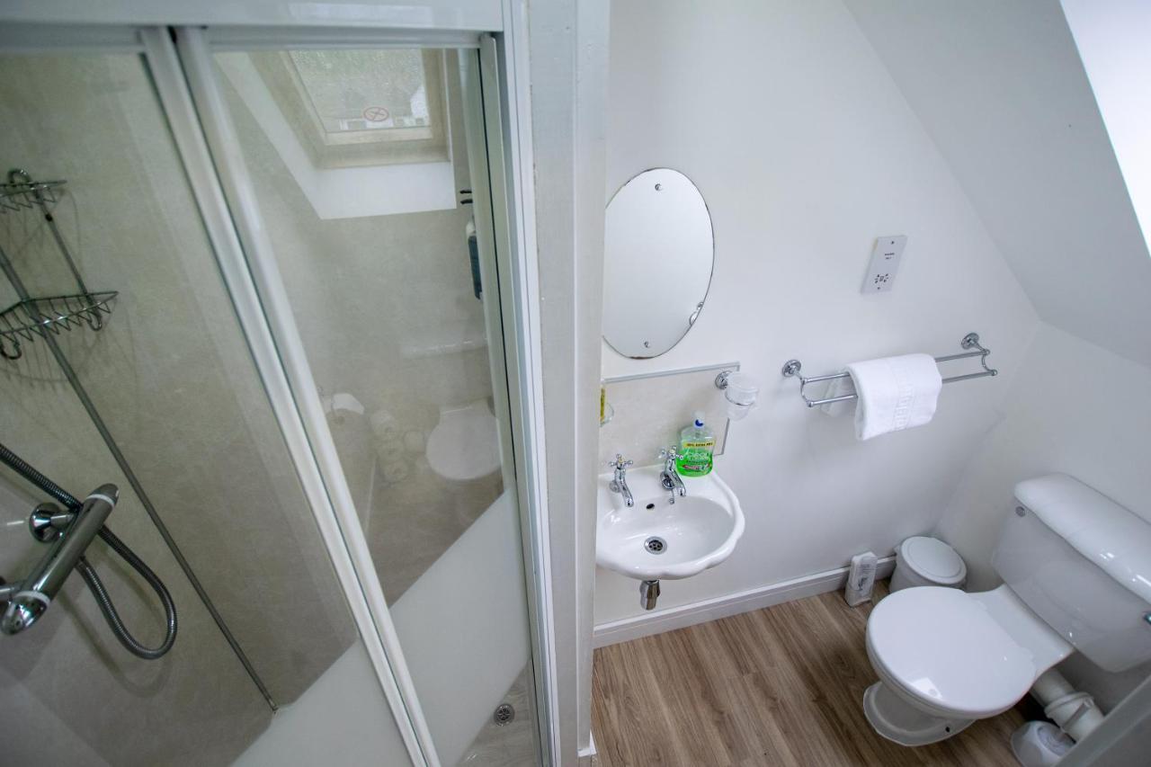 Corran Bunkhouse Corran (Lochaber, Highlands) Exterior foto A typical bathroom in a student flat