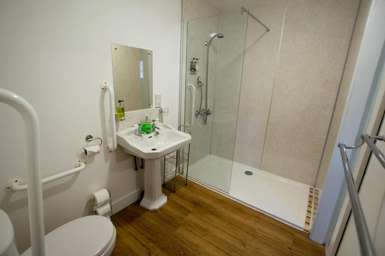 Corran Bunkhouse Corran (Lochaber, Highlands) Exterior foto A typical bathroom in a student flat