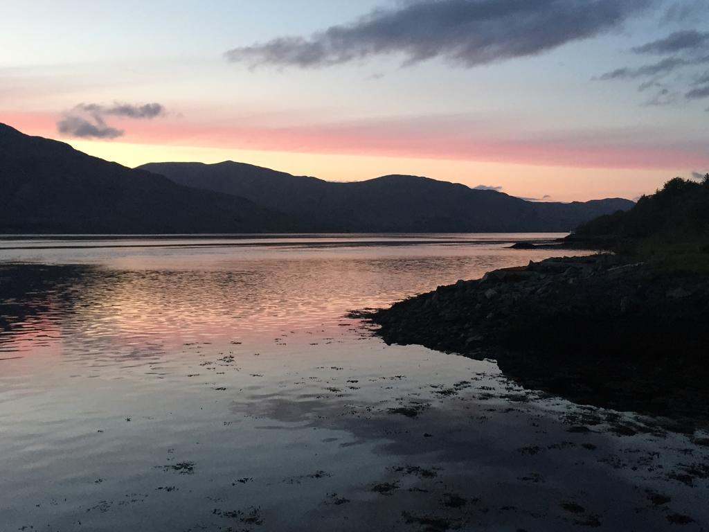 Corran Bunkhouse Corran (Lochaber, Highlands) Exterior foto Sunset over the bay