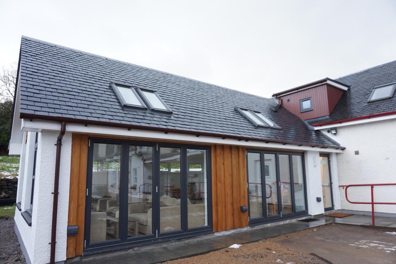 Corran Bunkhouse Corran (Lochaber, Highlands) Exterior foto The new extension at the rear of the school