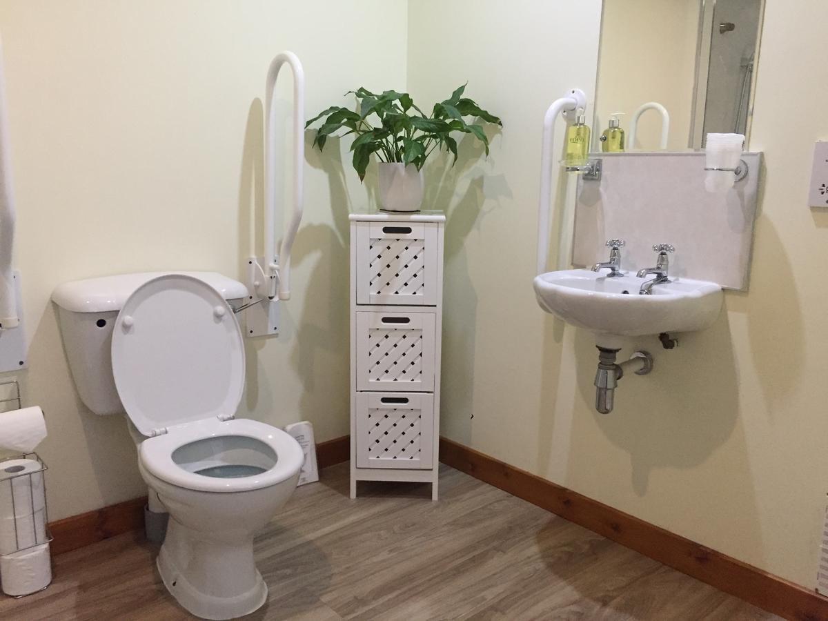 Corran Bunkhouse Corran (Lochaber, Highlands) Exterior foto Disabled toilet with alarm