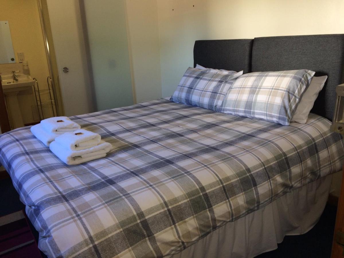 Corran Bunkhouse Corran (Lochaber, Highlands) Exterior foto A bed with a duvet